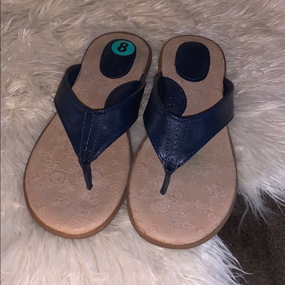 boc leather flip flops